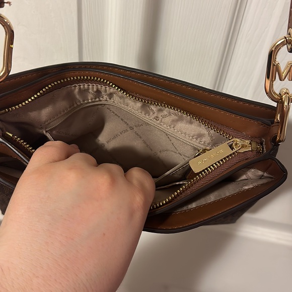 Michael Kors Crossbody ❤️ - Picture 13 of 15